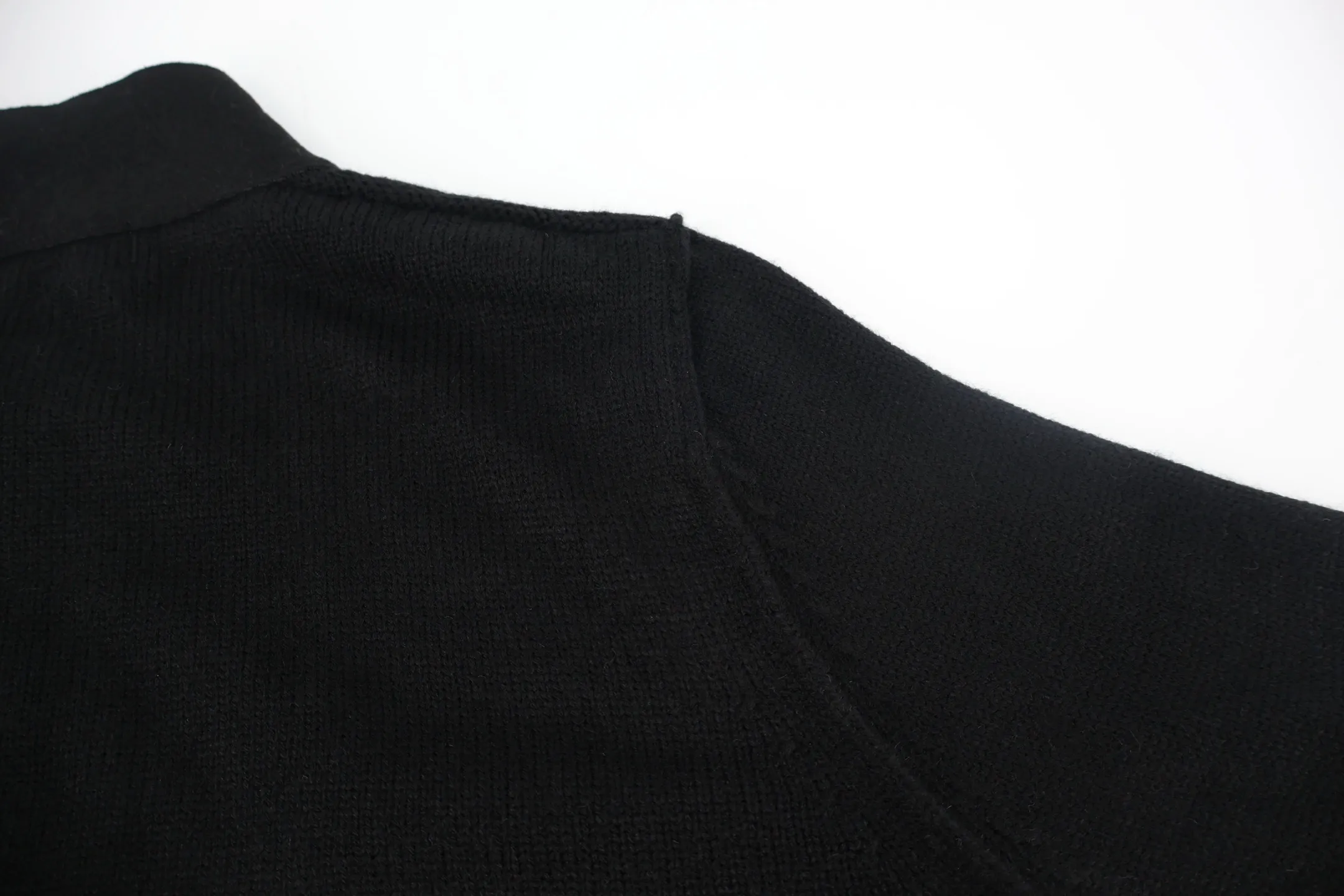 P690 Stone Island cardigan sweater (black) The original version was purchased and developed by 3621. The fabric is woven with 100% sheep wool yarn. The overall comfort is more skin-friendly than the original version. The YB upper body is particularly tight. Based on the quality of the original wool yarn, we have adjusted the overall feel and skin-friendly feel. They are both more comfortable and breathable than the ZP upper body. There is no difference in stripes compared to the original version. And it can be done to a full range of grades. It supports random detection of wool content to ensure that every piece customers get is a high-quality product. Customized 100 woolen woolen access control hemming. After the factory hemming of the clothes and sweaters is completed, it still needs to be taken to the weaving factory for secondary processing. It is very laborious. Customized hardware buttons, Stone Island armbands and zippers took 3 months to complete. The details are full. The overall wiring is straight and delicate, the fabric is comfortable and soft, and the color is consistent without color difference. It can be matched with the same style to create a fashionable look and control various occasions. Customized accessories, complete with three standards, the same style for men and women. Size:S-M-L-XL